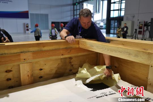 進口博覽會最大展品“金牛座”龍門銑進九博体育館裝配(圖)(图5)